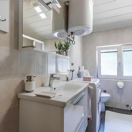 Apartament Sofia, 200 M From The Bibinje